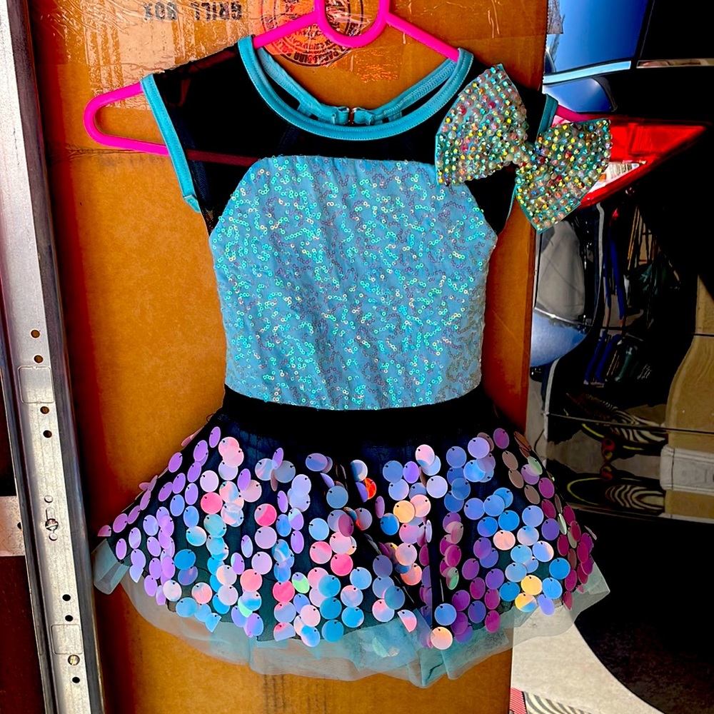 DANCE COSTUME WITH BOW BARRETT